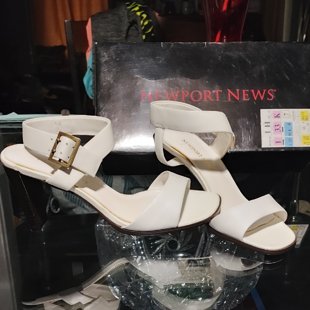 Newport News Women's White Heels In A Size 6.5